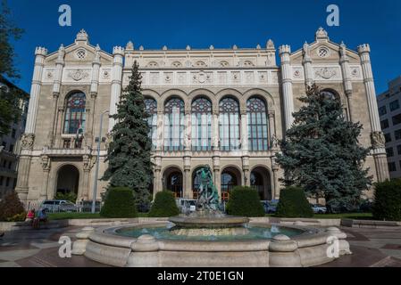 Piazza Vigadó, una piazza sul lungofiume del XIX secolo con una fontana e la sala concerti Vigadó, Budapest, Ungheria Foto Stock