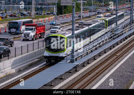 Brossard, CA - 5 ottobre 2023: Treno metropolitano Reseau Express (REM) sulla stazione centrale - linea Brossard Foto Stock