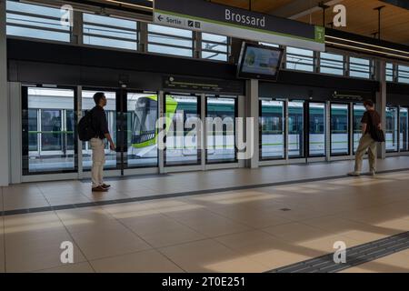 Brossard, CA - 5 ottobre 2023: Persone in attesa del treno REM (Reseau Express Metropolitan) alla stazione di Brossard Foto Stock