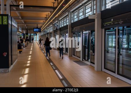 Brossard, CA - 5 ottobre 2023: Persone in attesa del treno REM (Reseau Express Metropolitan) alla stazione di Panama Foto Stock