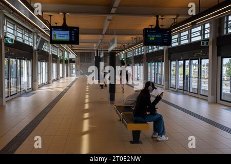 Brossard, CA - 5 ottobre 2023: Persone in attesa del treno REM (Reseau Express Metropolitan) alla stazione di Panama Foto Stock