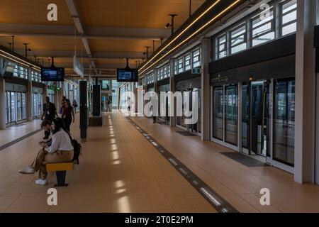 Brossard, CA - 5 ottobre 2023: Persone in attesa del treno REM (Reseau Express Metropolitan) alla stazione di Panama Foto Stock