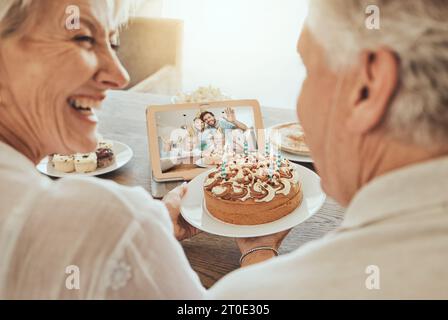 Videochiamata per anziani, coppie e buon compleanno a casa con torta, famiglia e felicità in festa. Anziani, sorriso e congratulazioni per le feste Foto Stock