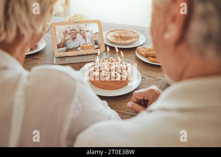 Videochiamata per anziani, coppie e buon compleanno a casa con torta, famiglia e felicità in festa. Anziani, sorriso e congratulazioni per le feste Foto Stock