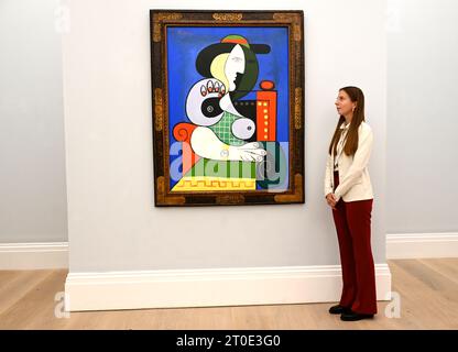 Femme a la montre di Pablo Picasso, dal 1932, l'anno d'oro dell'artista, è in mostra al pubblico a Londra questo fine settimana fino all'11 ottobre al Sothebys. si stima che realizzerà più di 120 milioni di dollari quando verrà offerto a New York questo novembre, l'opera è uno dei dipinti più preziosi di sempre venite al mercato. Foto Stock