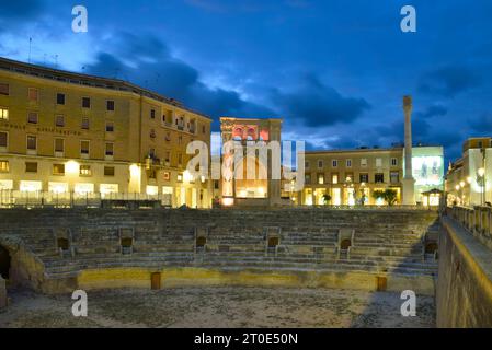 Lecce (Italia, Puglia, provincia di Lecce) Piazza Sant'Oronzo, in primo piano nell'anfiteatro romano Foto Stock