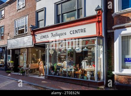 Lewes Antiques Centre a Cliffe High Street, Lewes, la storica città della contea dell'East Sussex, Inghilterra sud-orientale Foto Stock