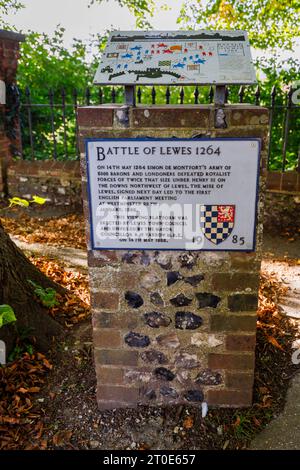 Targa commemorativa del sito della battaglia di Lewes nel 1264 su una piattaforma panoramica a Lewes, storica città della contea dell'East Sussex, nel sud-est dell'Inghilterra Foto Stock