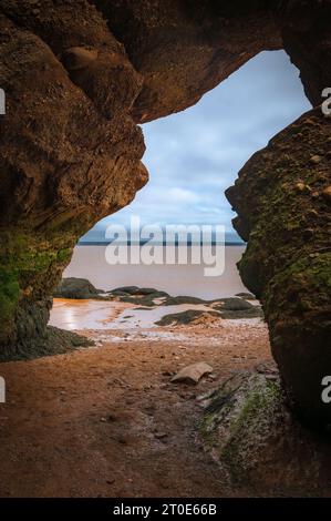 Ingresso alla grotta di fronte a Fundy Bay, bassa marea, Hopewell Rocks, New Brunswick, Canada Foto Stock