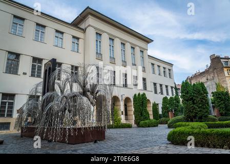 Raoul Wallenberg Park con il suo albero memoriale in metallo che porta il nome o il numero di una vittima dell'Olocausto su ogni foglia, la sinagoga di via Dohány, Second-larg Foto Stock