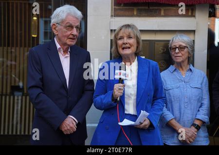 Douglas Cameron (a sinistra) e Martha Kearney (al centro), con presentatori e personale che lavoravano per l'innovativa stazione radio e agenzia di stampa, svelano una targa blu che commemora il luogo di nascita della radio commerciale nel Regno Unito 50 anni fa, durante una cerimonia a Gough Square, appena fuori Fleet Street a Londra. Data immagine: Venerdì 6 ottobre 2023. Foto Stock