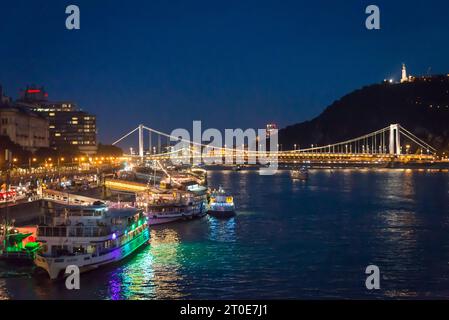 Vista del fiume Danubio che divide Buda e Pest e del ponte Erzsébet, Budapest, Ungheria Foto Stock