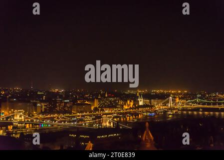 Vista del fiume Danubio che divide Buda e Pest e del ponte Erzsébet, Budapest, Ungheria Foto Stock