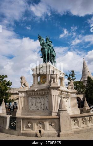 Statua di Stefano i d'Ungheria di Alajos Stróbl, Bastione dei pescatori, quartiere del castello di Buda, Budapest, Ungheria Foto Stock