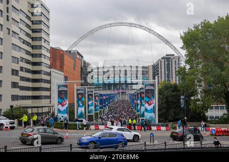 Tifosi che camminano dalla stazione di Wembley allo stadio per la partita di football americano Atlanta Falcons contro Jacksonville Jaguars Foto Stock