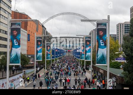 Tifosi che camminano dalla stazione di Wembley allo stadio per la partita di football americano Atlanta Falcons contro Jacksonville Jaguars Foto Stock