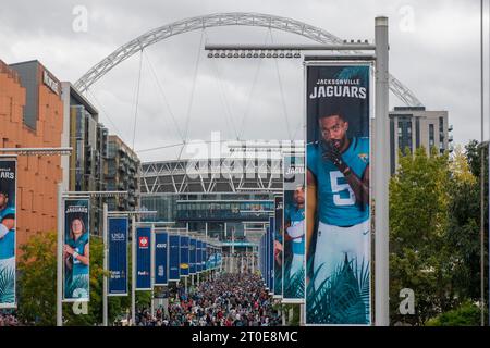 Tifosi che camminano dalla stazione di Wembley allo stadio per la partita di football americano Atlanta Falcons contro Jacksonville Jaguars Foto Stock