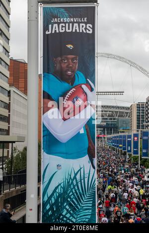 I tifosi che camminano dalla stazione di Wembley allo stadio per la partita di football americano Foto Stock