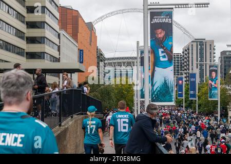 I tifosi che camminano dalla stazione di Wembley allo stadio per la partita di football americano Foto Stock