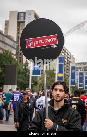 I tifosi che camminano dalla stazione di Wembley allo stadio per la partita di football americano Foto Stock