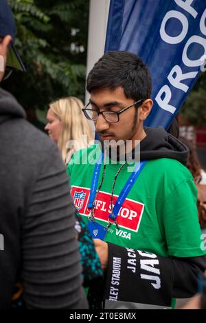 I tifosi che camminano dalla stazione di Wembley allo stadio per la partita di football americano Foto Stock