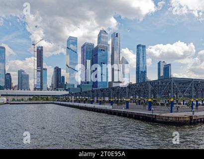 Hudson Yards fa da sfondo al Pier 76, un'aggiunta del 2021 all'Hudson River Park. Foto Stock