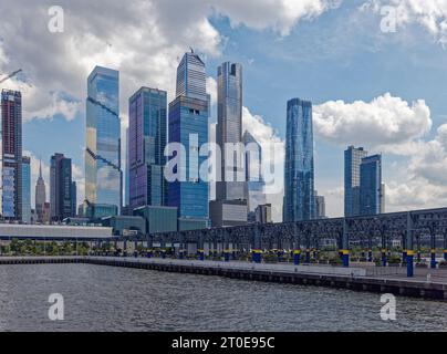 Hudson Yards fa da sfondo al Pier 76, un'aggiunta del 2021 all'Hudson River Park. Foto Stock