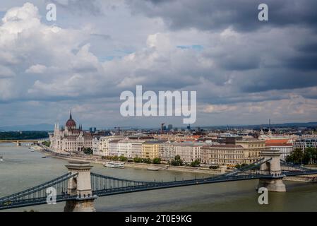 Vista di Pest, del Danubio e del Ponte delle catene di Széchenyi dal Castello di Buda, Budapest, Ungheria Foto Stock