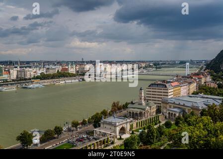 Vista del fiume Danubio che divide Buda e Pest e del ponte Erzsébet, Budapest, Ungheria Foto Stock