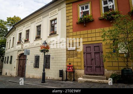 Bellissime case storiche in via Táncsics Mihály, quartiere del Castello di Buda, Budapest, Ungheria Foto Stock
