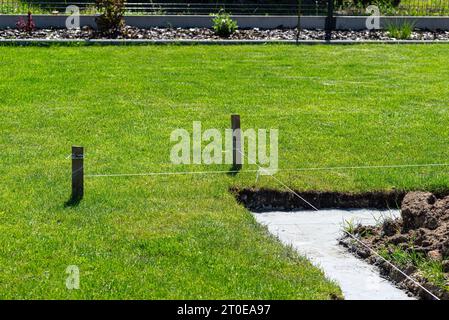 Le fondamenta della fondazione si riversavano in un fosso nel cortile, costruendo una terrazza nel cortile posteriore. Foto Stock