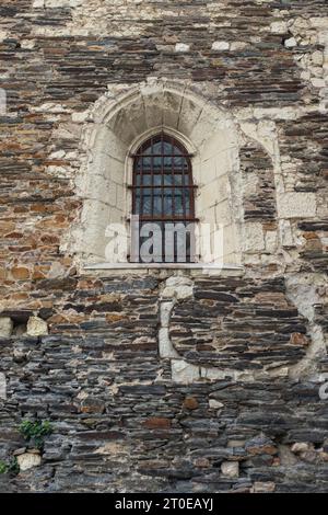 Angers, Francia, 2023. La finestra dell'oratorio della cappella del XV secolo costruita accanto agli alloggi reali all'interno della Château d'Angers (verticale) Foto Stock