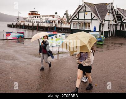 Windermere Cumbria, Regno Unito. 6 ottobre 2023. Meteo Lago Windermere i turisti si vestono per il vento forte e la pioggia forte credito: Gordon Shoosmith/Alamy Live News Foto Stock