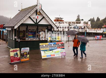 Windermere Cumbria, Regno Unito. 6 ottobre 2023. Meteo Lago Windermere i turisti si vestono per il vento forte e la pioggia forte credito: Gordon Shoosmith/Alamy Live News Foto Stock