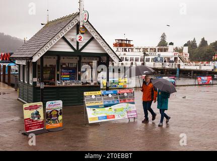 Windermere Cumbria, Regno Unito. 6 ottobre 2023. Meteo Lago Windermere i turisti si vestono per il vento forte e la pioggia forte credito: Gordon Shoosmith/Alamy Live News Foto Stock