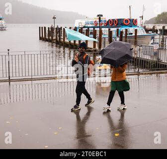 Windermere Cumbria, Regno Unito. 6 ottobre 2023. Meteo Lago Windermere i turisti si vestono per il vento forte e la pioggia forte credito: Gordon Shoosmith/Alamy Live News Foto Stock