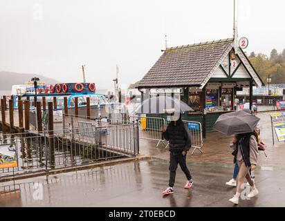 Windermere Cumbria, Regno Unito. 6 ottobre 2023. Meteo Lago Windermere i turisti si vestono per il vento forte e la pioggia forte credito: Gordon Shoosmith/Alamy Live News Foto Stock