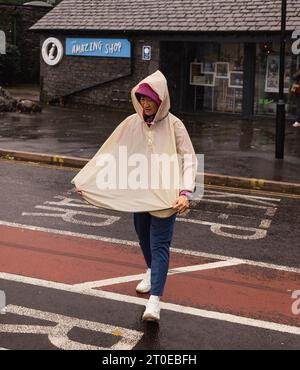 Windermere Cumbria, Regno Unito. 6 ottobre 2023. Meteo Lago Windermere i turisti si vestono per il vento forte e la pioggia forte credito: Gordon Shoosmith/Alamy Live News Foto Stock