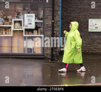 Windermere Cumbria, Regno Unito. 6 ottobre 2023. Meteo Lago Windermere i turisti si vestono per il vento forte e la pioggia forte credito: Gordon Shoosmith/Alamy Live News Foto Stock