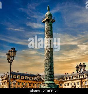 Parigi. Place Vendôme con colonna centrale decorata, Ile de France, francia Foto Stock