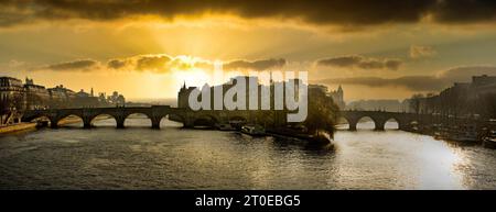 Parigi. Pont Neuf Bridge e Ile de la Cite, Parigi, Ile de France, Francia Foto Stock