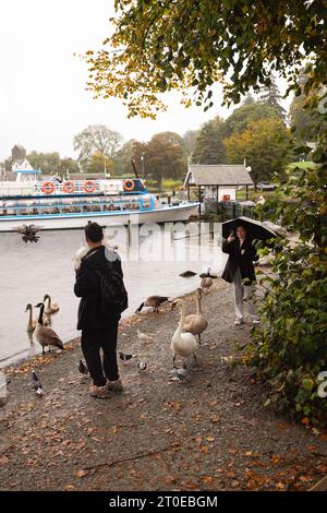 Windermere Cumbria, Regno Unito. 6 ottobre 2023. Meteo Lago Windermere i turisti si vestono per il vento forte e la pioggia forte credito: Gordon Shoosmith/Alamy Live News Foto Stock