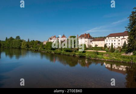 Allier (03) Vue sur Village d'Ebreuil sur la riviere Sioule Foto Stock