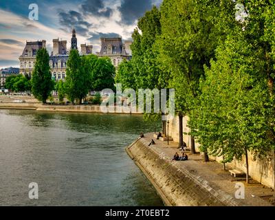 Riva del fiume e fiume Senna di fronte al museo del Louvre. Parigi. Ile-de-France. Francia Foto Stock