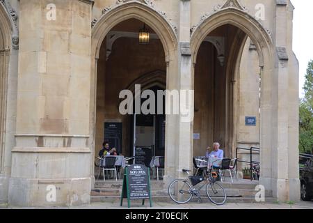 St Luke's Church and Cafe Portico Sydney Street Chelsea Londra Inghilterra Foto Stock