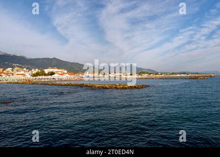 Marina di massa, Toscana, Italia: Panoramica della spiaggia Foto Stock