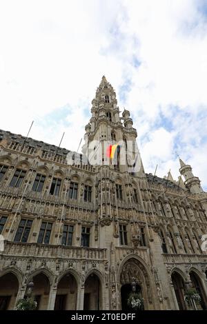 Bruxelles, B, Belgio - 19 agosto 2022: Torre del municipio con la bandiera belga Foto Stock