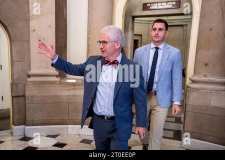 Washington, Stati Uniti. 6 ottobre 2023. Il rappresentante pro tempore della camera Patrick McHenry saluta i membri dei mezzi di informazione mentre esce dall'ufficio dell'ex presidente della camera Kevin McCarthy nel Campidoglio degli Stati Uniti a Washington, DC, USA, il 6 ottobre 2023. La prossima settimana la camera dei rappresentanti dovrebbe riunirsi per determinare il nuovo presidente della camera dopo la rimozione di Kevin McCarthy in un voto storico forzato dai conservatori di destra. Credito: Abaca Press/Alamy Live News Foto Stock