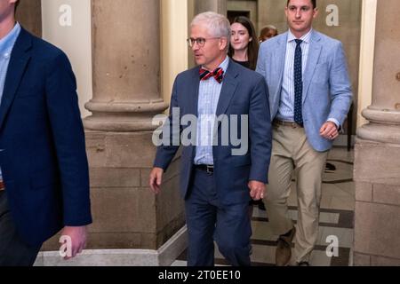 Washington, Stati Uniti. 6 ottobre 2023. Il rappresentante pro tempore della camera Patrick McHenry saluta i membri dei mezzi di informazione mentre esce dall'ufficio dell'ex presidente della camera Kevin McCarthy nel Campidoglio degli Stati Uniti a Washington, DC, USA, il 6 ottobre 2023. La prossima settimana la camera dei rappresentanti dovrebbe riunirsi per determinare il nuovo presidente della camera dopo la rimozione di Kevin McCarthy in un voto storico forzato dai conservatori di destra. Credito: Abaca Press/Alamy Live News Foto Stock