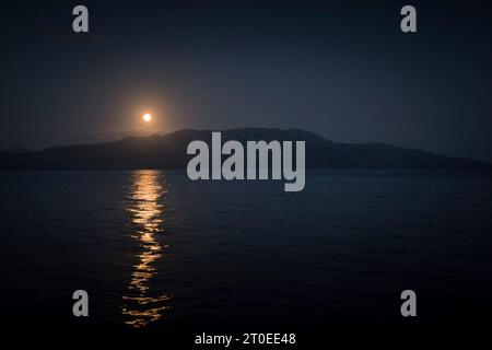 Al chiaro di luna sul Mar Mediterraneo Foto Stock